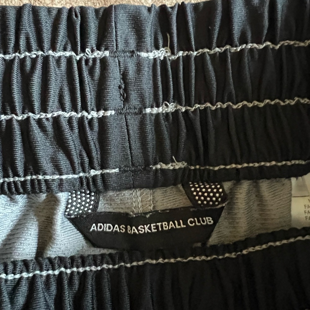 Adidas Basketball Club Men’s Grey/Black Athletic Performance Shorts Size Small - Picture 3 of 6